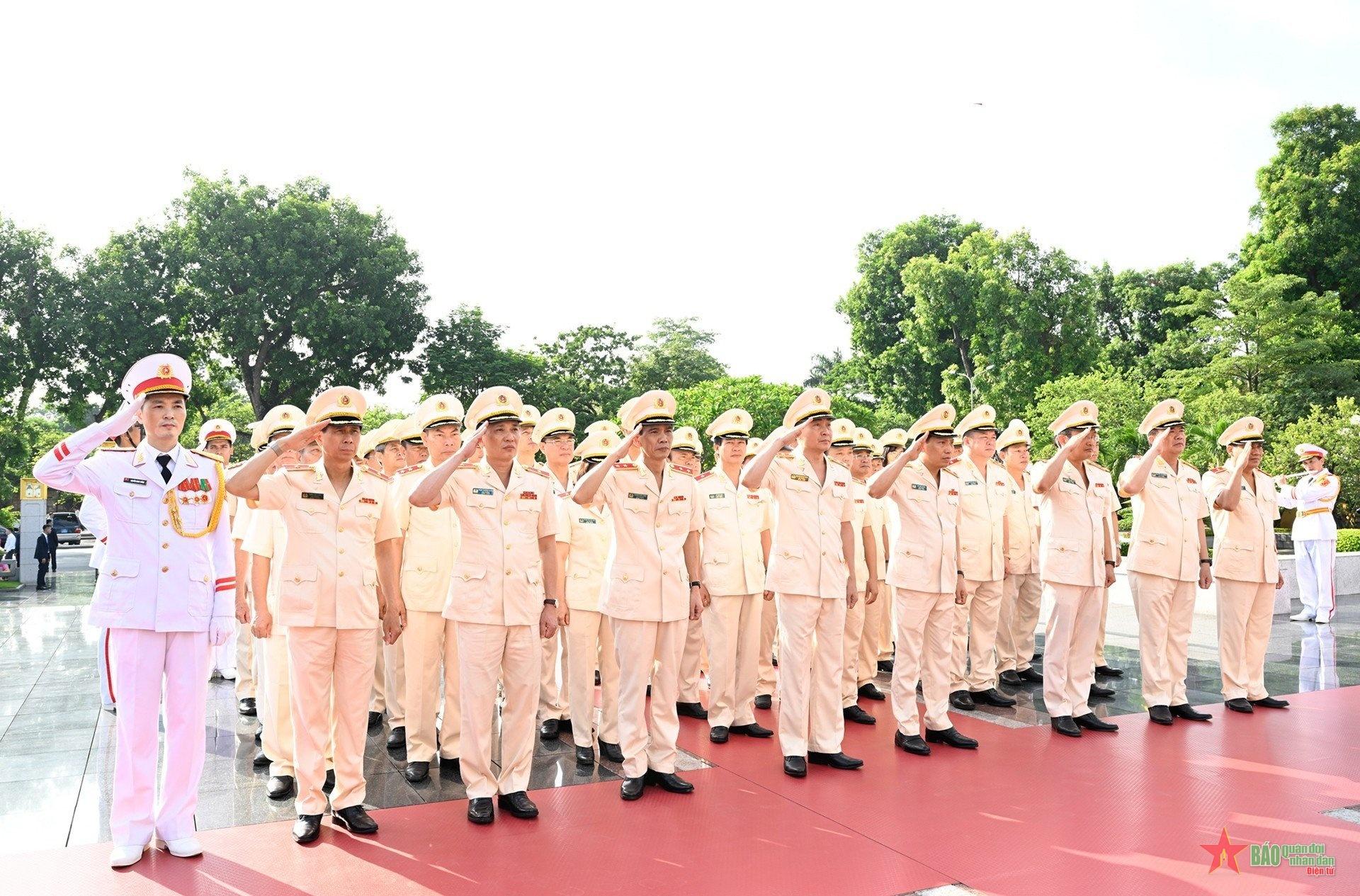 Lãnh đạo Đảng, Nhà nước vào Lăng viếng Chủ tịch Hồ Chí Minh và tưởng niệm các Anh hùng liệt sĩ