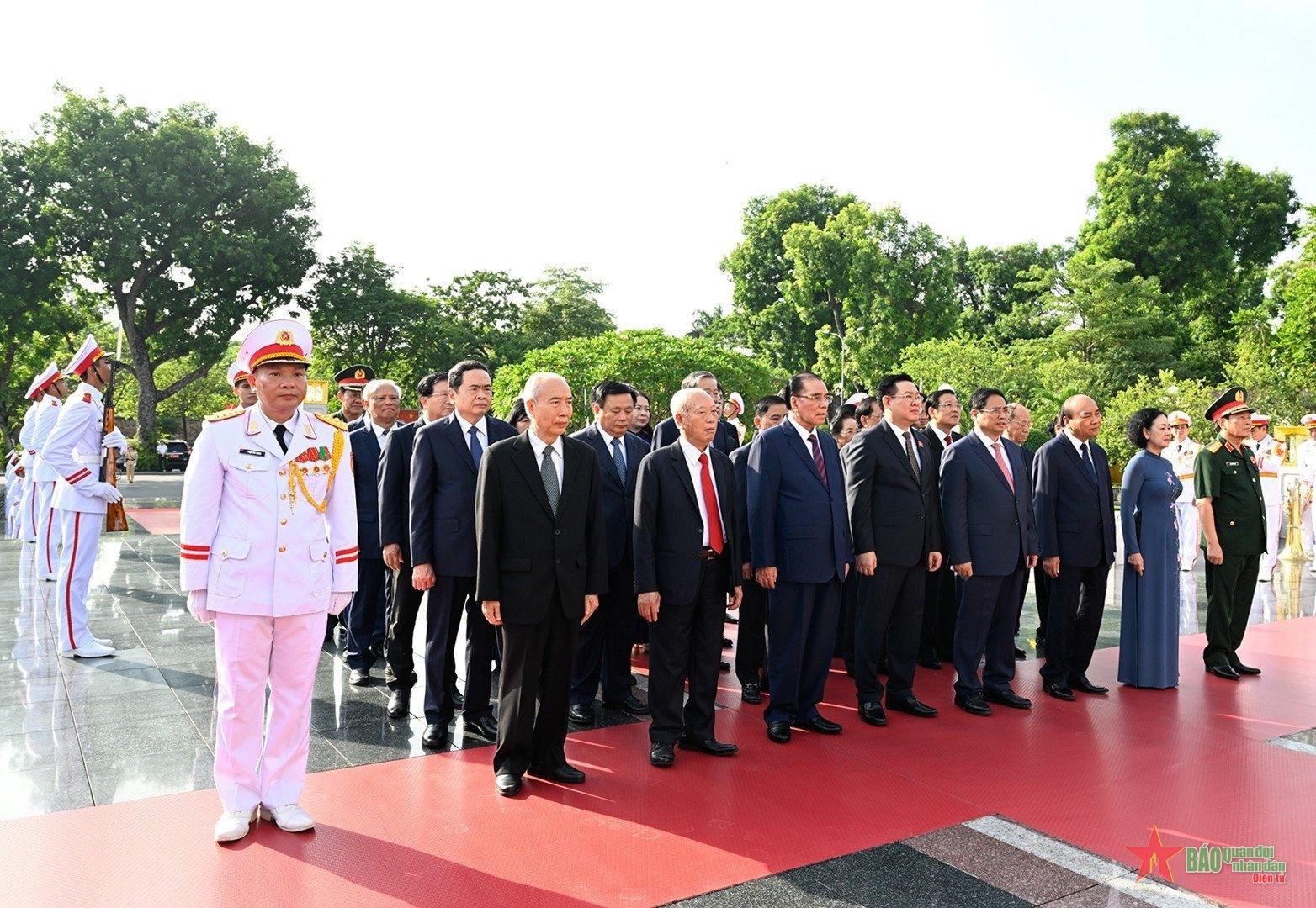 Lãnh đạo Đảng, Nhà nước vào Lăng viếng Chủ tịch Hồ Chí Minh và tưởng niệm các Anh hùng liệt sĩ