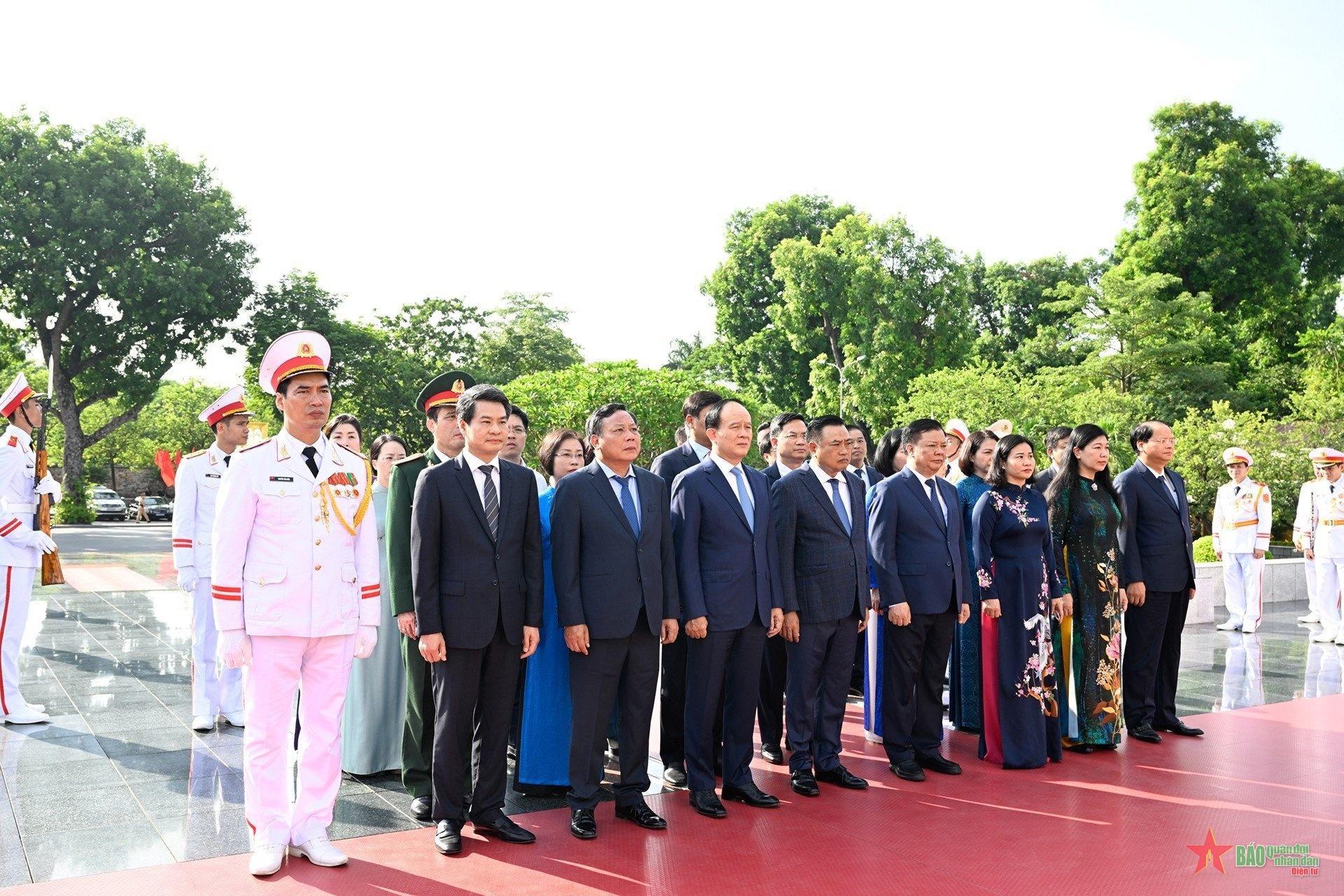 Lãnh đạo Đảng, Nhà nước vào Lăng viếng Chủ tịch Hồ Chí Minh và tưởng niệm các Anh hùng liệt sĩ