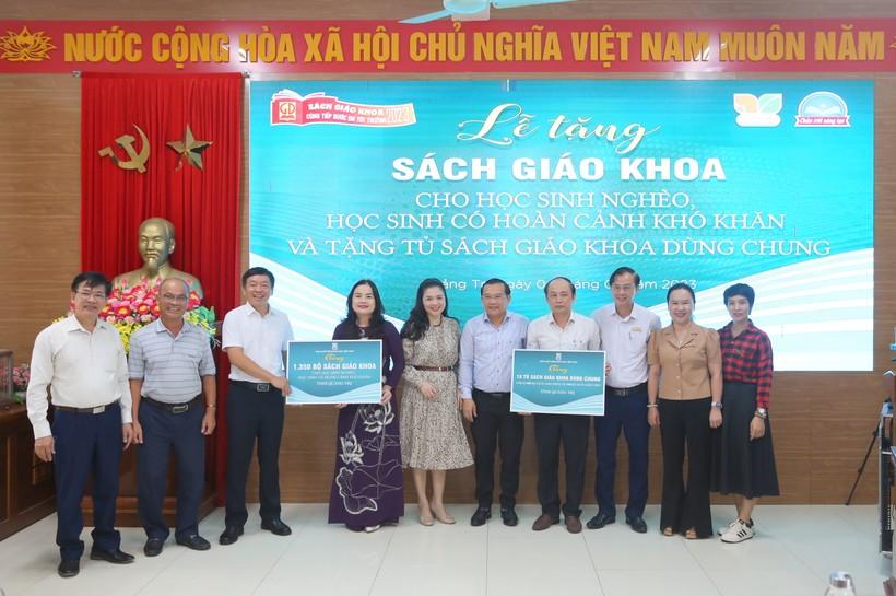 Trao tặng gần 4.000 bộ sách giáo khoa cho học sinh Quảng Trị ảnh 5