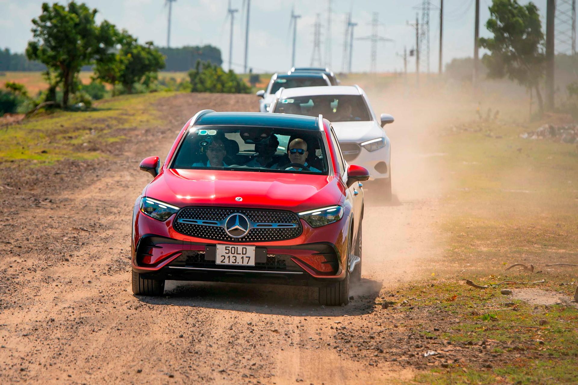 Đem Mercedes-Benz GLC 2023 đi ‘leo’ đồi cát Phan Thiết - Ảnh 1.