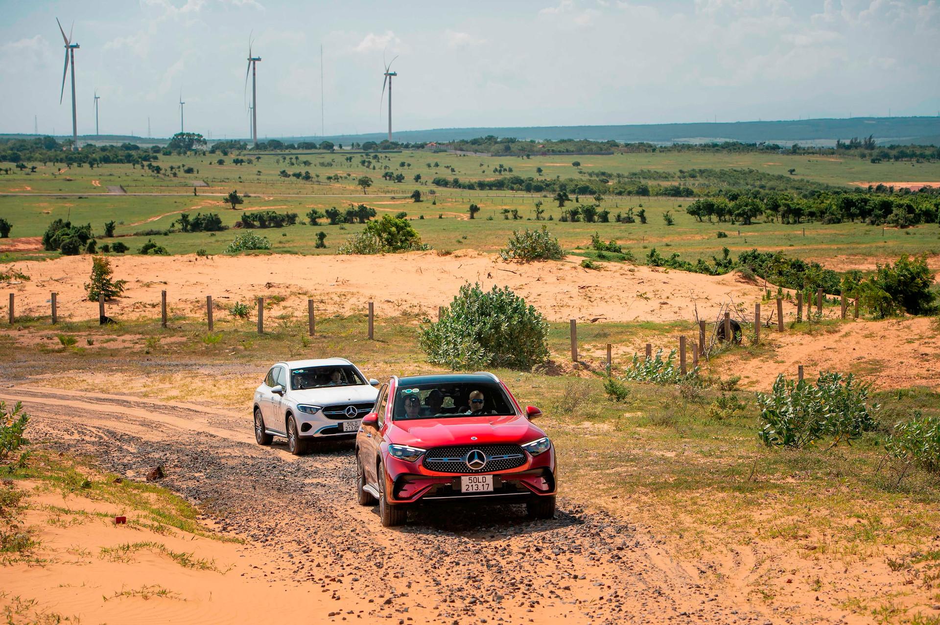 Đem Mercedes-Benz GLC 2023 đi ‘leo’ đồi cát Phan Thiết - Ảnh 5.