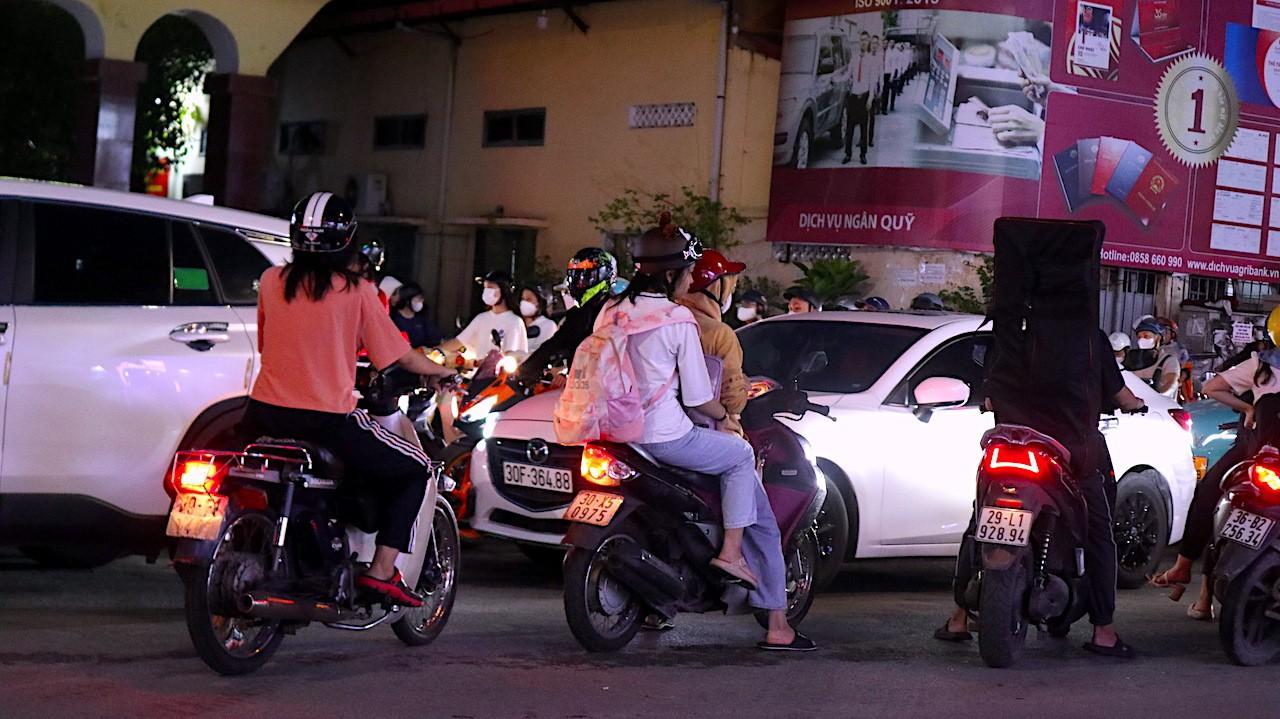 Hà Nội: 'Làm ngơ' biển cấm, người dân xếp hàng dài vi phạm giao thông - Ảnh 6.