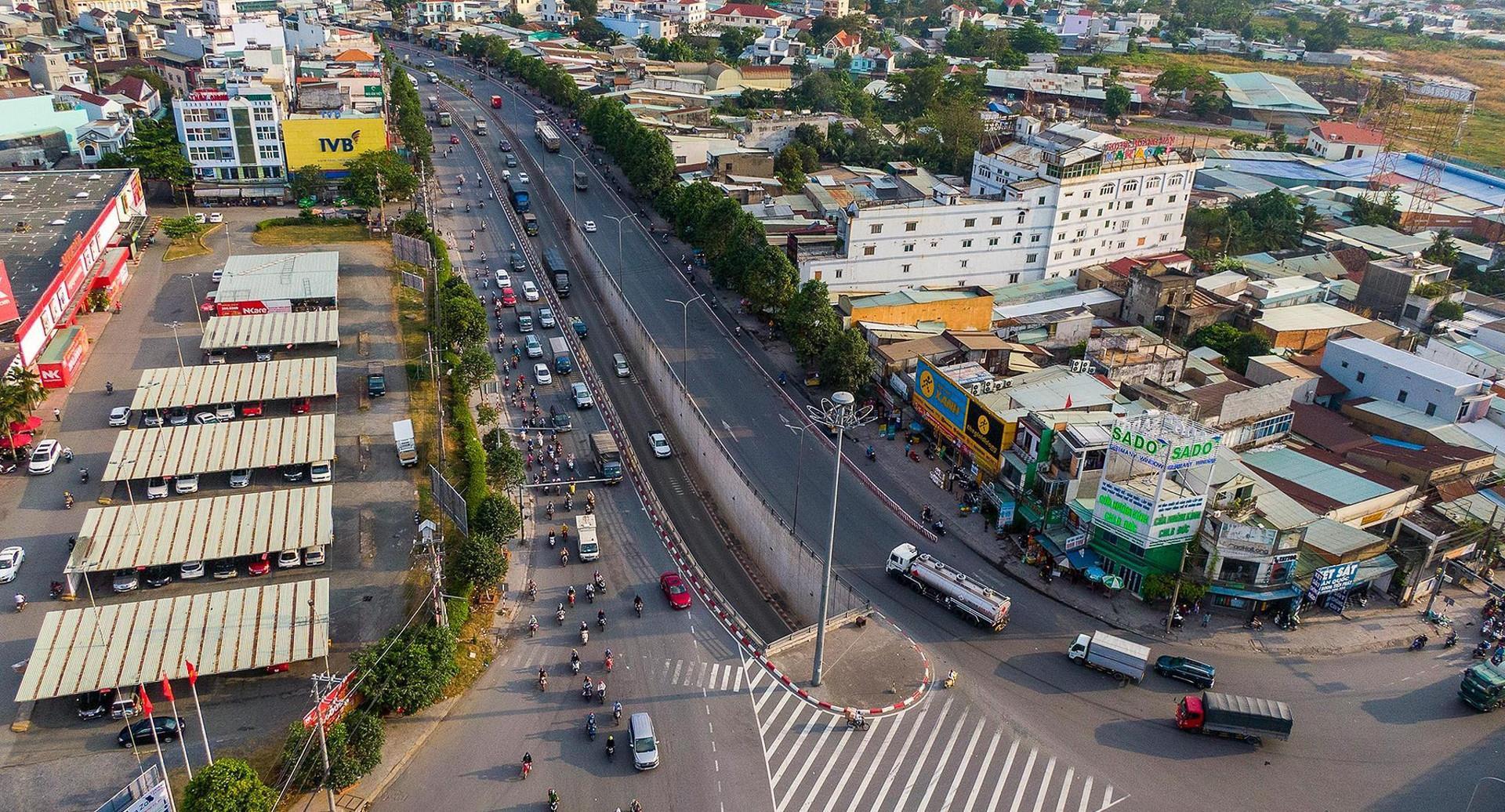 Một thị xã thu ngân sách bằng 11 tỉnh cộng lại - Ảnh 1.