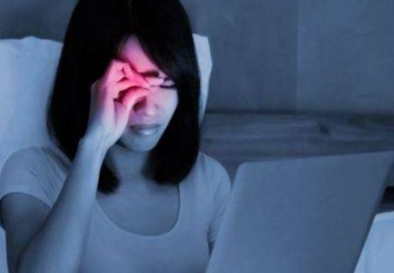Cô sinh viên bị đột quỵ mắt, da nhăn nheo "già nua" chỉ vì 1 thói quen ban đêm, nhiều người trẻ vẫn hay làm - Ảnh 5.