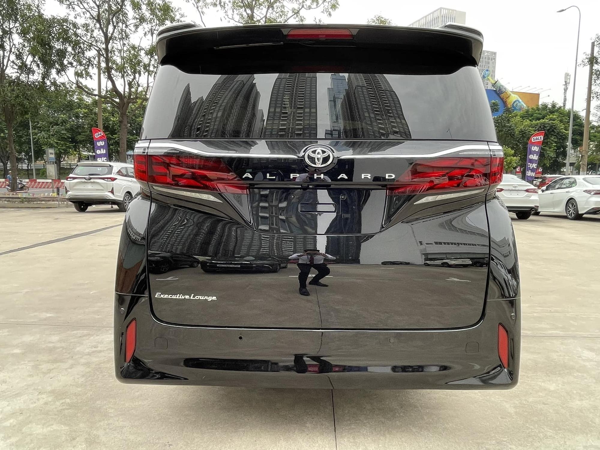 Toyota Alphard 2024 bị bán chênh 300 triệu: Giá lăn bánh bản base hơn 5 tỷ, nhiều nơi găm xe kiếm lời - Ảnh 6.