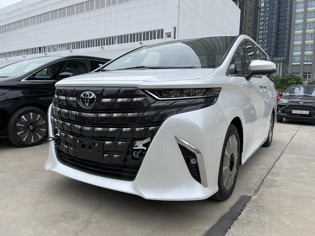 Toyota Alphard 2024 bị bán chênh 300 triệu: Giá lăn bánh bản base hơn 5 tỷ, nhiều nơi găm xe kiếm lời - Ảnh 1.