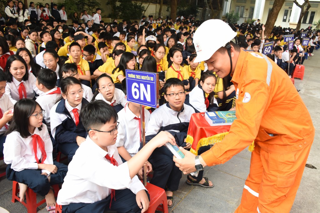 Các em học sinh được nhận những phần quà khi trả lời đúng câu hỏi