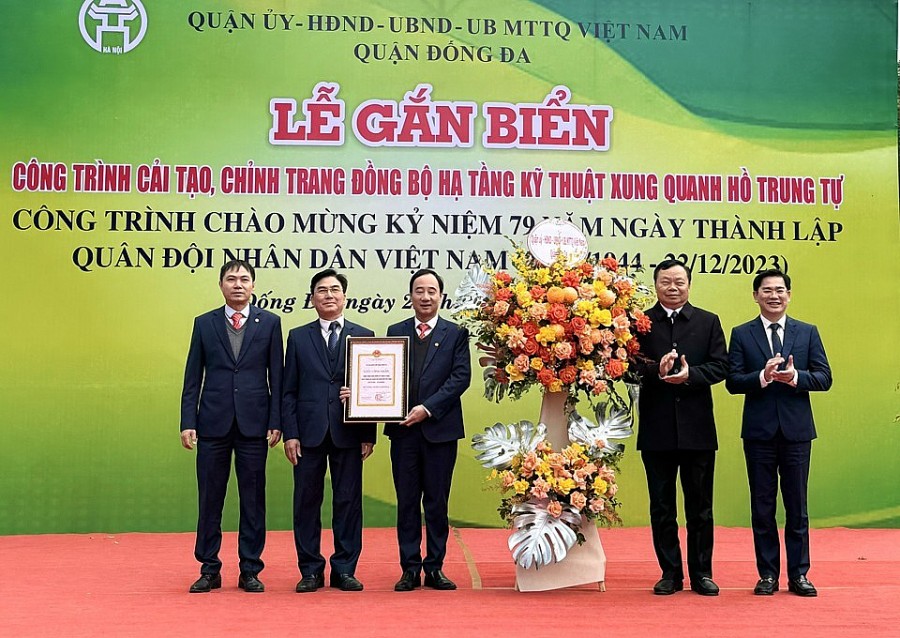 Lãnh đạo Ban Thi đua Khen thưởng TP trao Quyết định gắn biển công trình cải tạo, chỉnh trang đồng bộ hạ tầng kỹ thuật xung quanh hồ Trung Tự