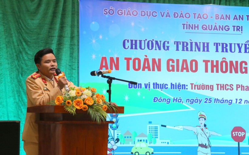 Chiến sĩ Đội CSGT Đông Hà phổ biến kiến thức ATGT cho học sinh.