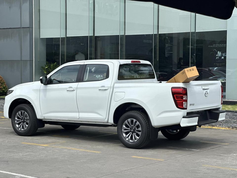 Mazda BT-50 bản 'base' giảm giá còn 529 triệu tại đại lý: Rẻ hơn hẳn Triton, Ranger, thêm lựa chọn cho dân kinh doanh vận tải - Ảnh 4.