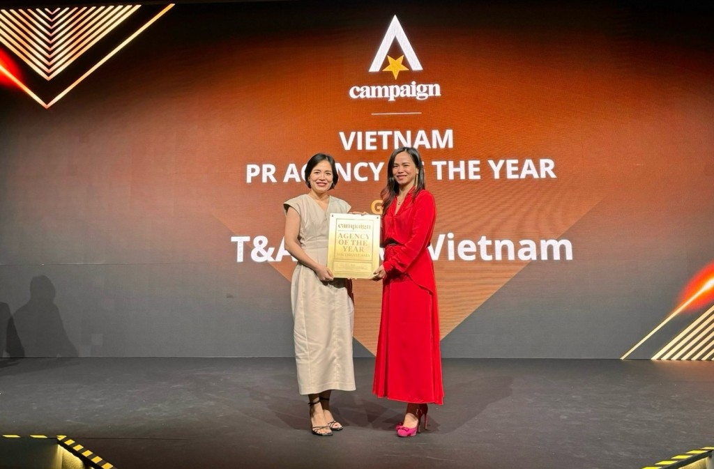 Bà Nguyễn Diệu Cầm và bà Nguyễn Trà Linh nhận giải Vietnam PR Agency of The Year 2023