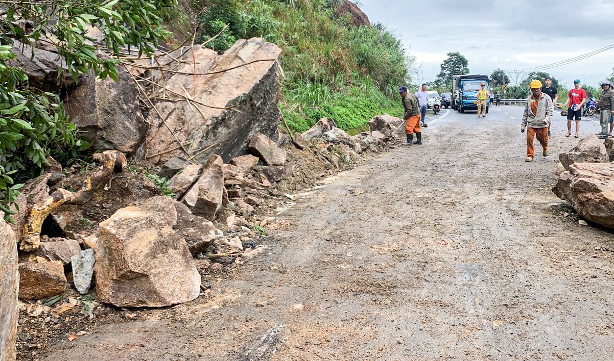 Khu vực sạt lở trên đèo Khánh Lê. Ảnh: Song Cao