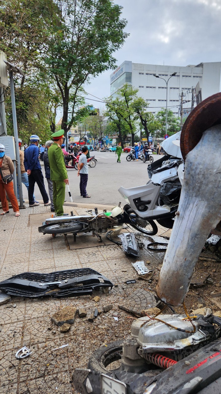 Hiện trường ô tô ‘điên’ tông bay loạt xe máy, ô tô giữa trung tâm thành phố Huế - Ảnh 7.