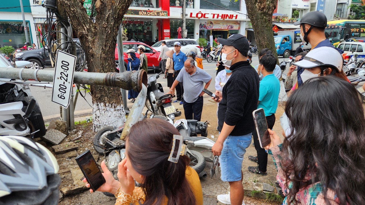 Hiện trường ô tô ‘điên’ tông bay loạt xe máy, ô tô giữa trung tâm thành phố Huế - Ảnh 6.