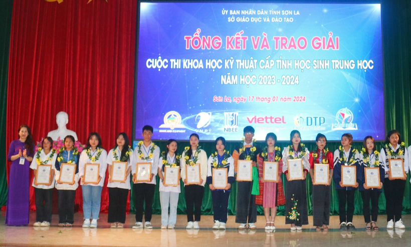 Các thí sinh nhận giấy chứng nhận đoạt giải tại cuộc thi.