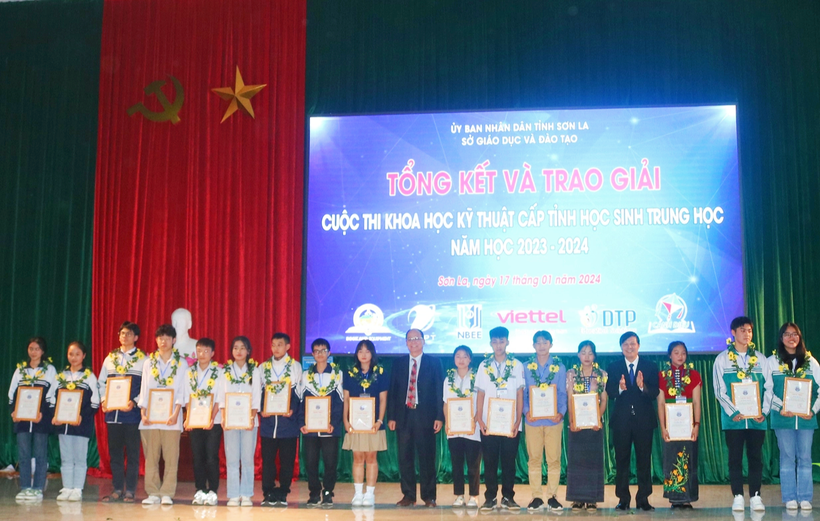 Lãnh đạo Sở GD&ĐT tỉnh Sơn La trao giấy chứng nhận cho các thí sinh đạt giải.