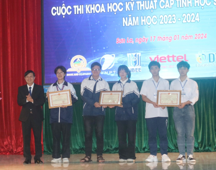 Ông Lê Tiến Quân, Phó Giám đốc Sở GD&ĐT tỉnh Sơn La thừa ủy quyền UBND tỉnh Sơn La trao Bằng khen cho 5 học sinh có dự án đoạt giải Nhất.