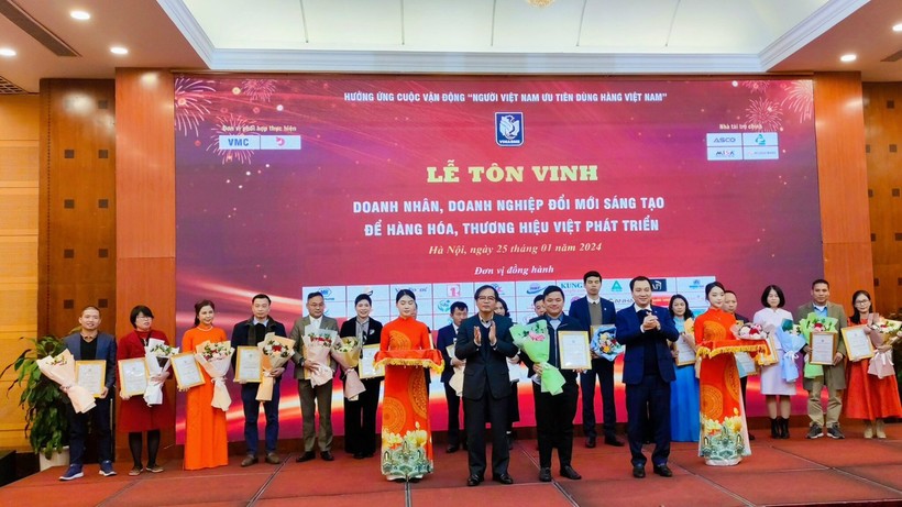 Lễ tôn vinh doanh nhân, doanh nghiệp đổi mới sáng tạo.