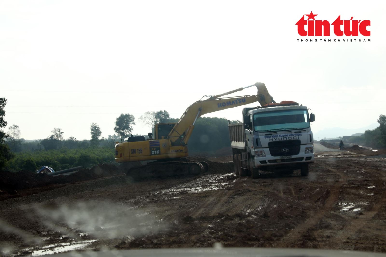 'Vượt nắng thắng mưa" thi công Tết, đẩy nhanh tiến độ cao tốc Hàm Nghi - Vũng Áng - Ảnh 6.