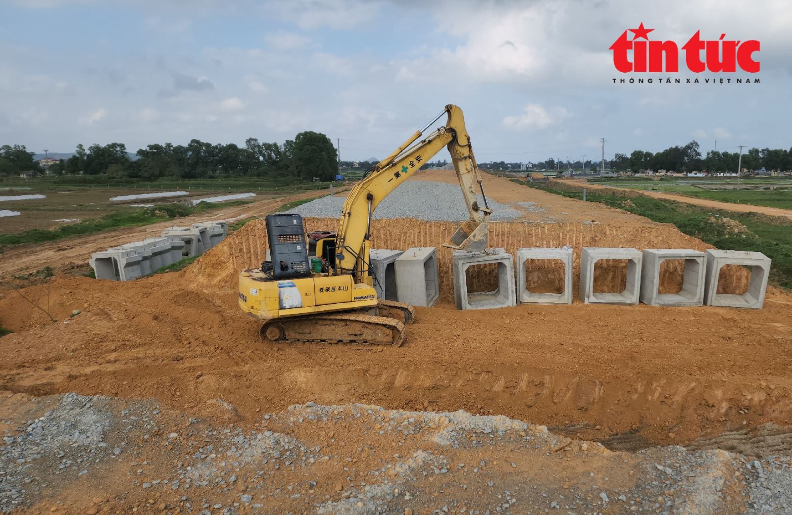 'Vượt nắng thắng mưa" thi công Tết, đẩy nhanh tiến độ cao tốc Hàm Nghi - Vũng Áng - Ảnh 9.