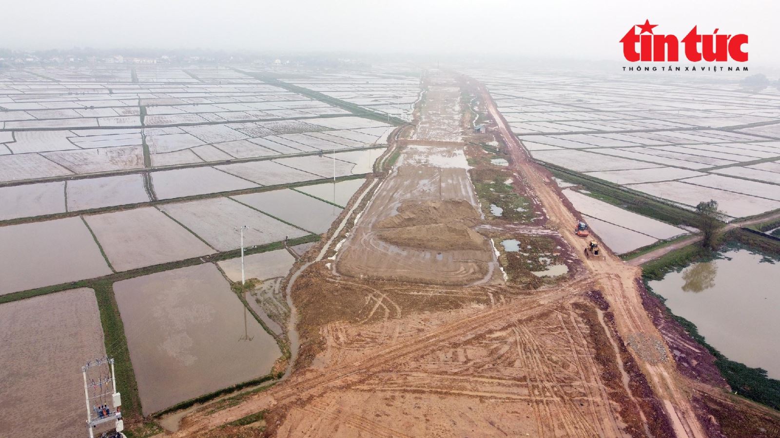 'Vượt nắng thắng mưa" thi công Tết, đẩy nhanh tiến độ cao tốc Hàm Nghi - Vũng Áng - Ảnh 4.