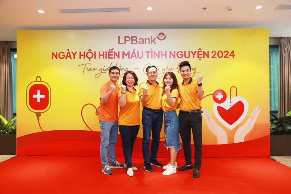 Ngày hội hiến máu tình nguyện LPBank 2024 nhận được sự tham gia đông đảo CBNV, khách hàng và đối tác trên toàn hệ thống, lan tỏa tinh thần “tương thân, tương ái” của dân tốc, thể hiện trách nhiệm và hành động vì nghĩa cử cao đẹp với cộng đồng của người LPBank.