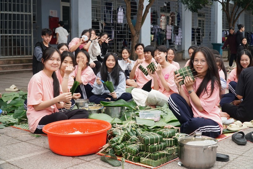 Ngày hội gói bánh chưng, bánh truyền thống các dân tộc tổ chức tại sân ký túc xá Trường Phổ thông Dân tộc nội trú THPT số 2 Nghệ An. Ảnh: Hồ Lài