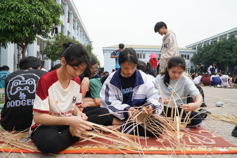 Nhóm học sinh đan giỏ tre để đựng bánh tại Trường Phổ thông Dân tộc nội trú THPT số 2 Nghệ An. Ảnh: Hồ Lài