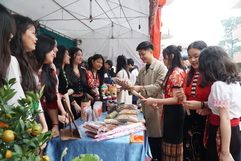 Hội chợ Xuân "Hương sắc vùng cao" náo nức, đầy sắc màu tại Trường THPT Dân tộc nội trú tỉnh Nghệ An. Ảnh: Hồ Lài