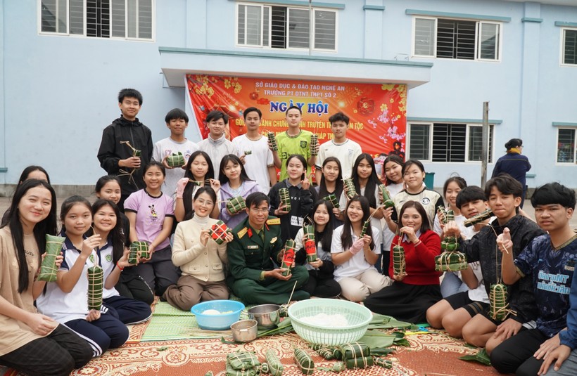 Niềm vui của các bạn lưu học sinh Lào lần đầu trải nghiệm tết cổ truyền Việt Nam. Ảnh: Hồ Lài.
