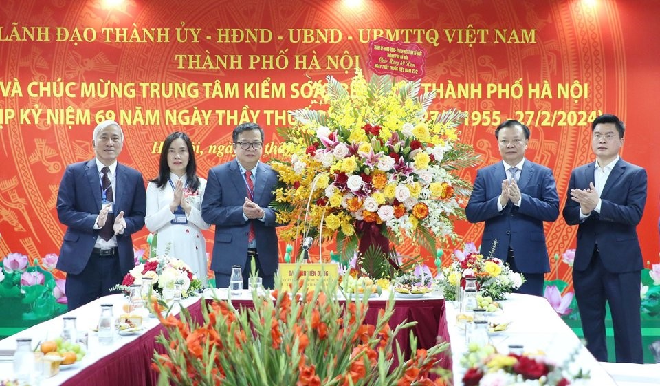 Bí thư Thành uỷ Đinh Tiến Dũng chúc mừng ngành Y tế Thủ đô