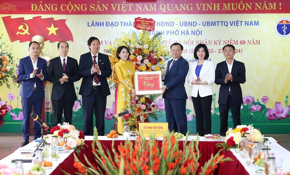 Bí thư Thành uỷ Đinh Tiến Dũng chúc mừng ngành Y tế Thủ đô