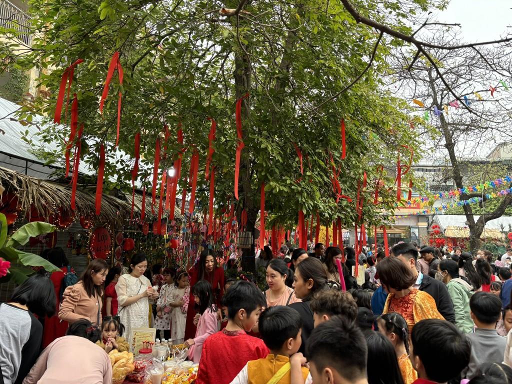 Cô trò Tiểu học Văn Yên diện áo dài đi hội chợ xuân