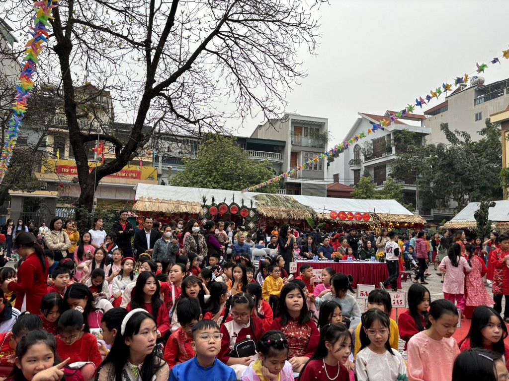 Cô trò Tiểu học Văn Yên diện áo dài đi hội chợ xuân