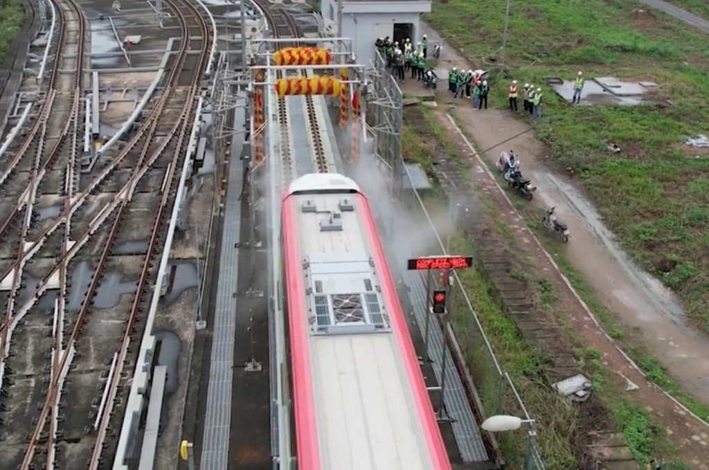 Ngắm công nghệ rửa tàu tự động của metro Nhổn - Ga Hà Nội- Ảnh 5.