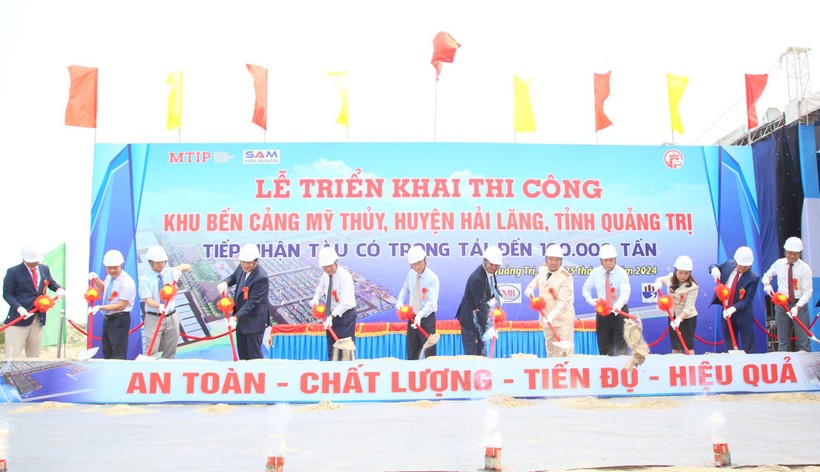 Lễ triển khai thi công cảng Mỹ Thủy được thực hiện sau nhiều năm khởi công dự án rồi "nằm im".