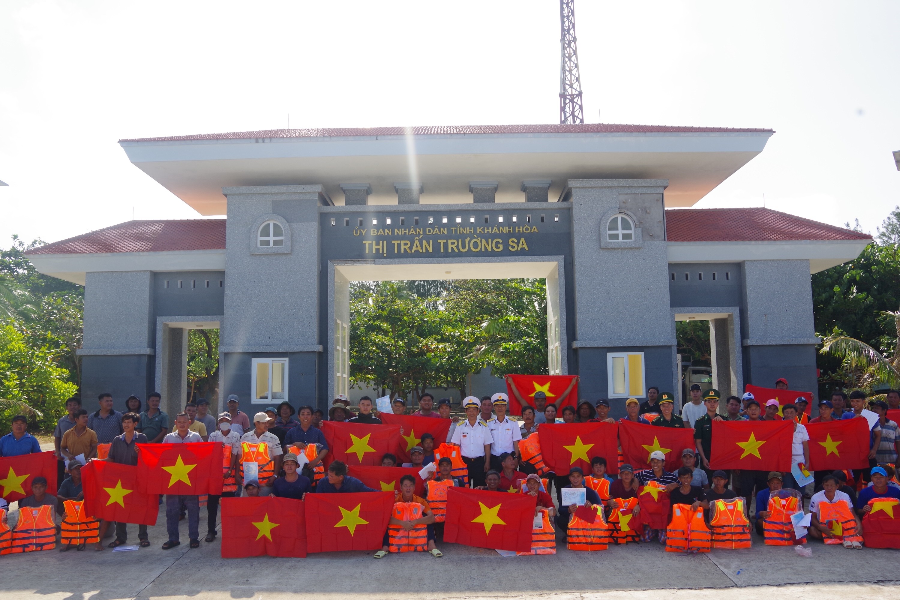 Đảo Trường Sa, Âu tàu Trường Sa tặng cờ Tổ quốc, áo phao cho ngư dân vào neo đậu tại Âu tàu Trường Sa. Ảnh: Đình Diện