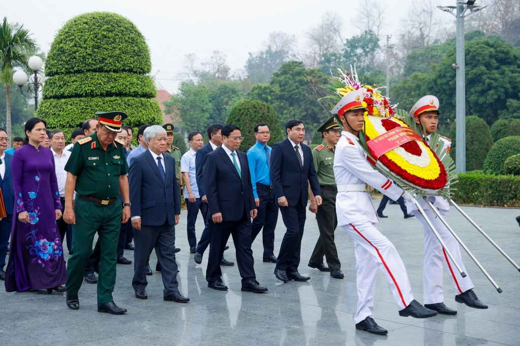 Thủ tướng Phạm Minh Chính và đoàn công tác dâng hương tưởng nhớ các Anh hùng, liệt sĩ tại Nghĩa trang liệt sĩ quốc gia A1 - Ảnh: VGP/Nhật Bắc