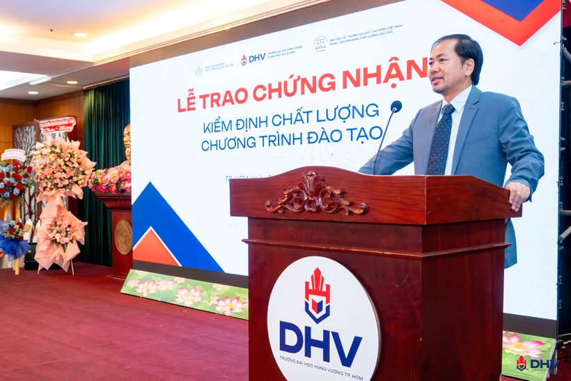 Tiến sĩ Trần Việt Anh -Phó Hiệu trưởng phụ trách Trường phát biểu tại buổi lễ.