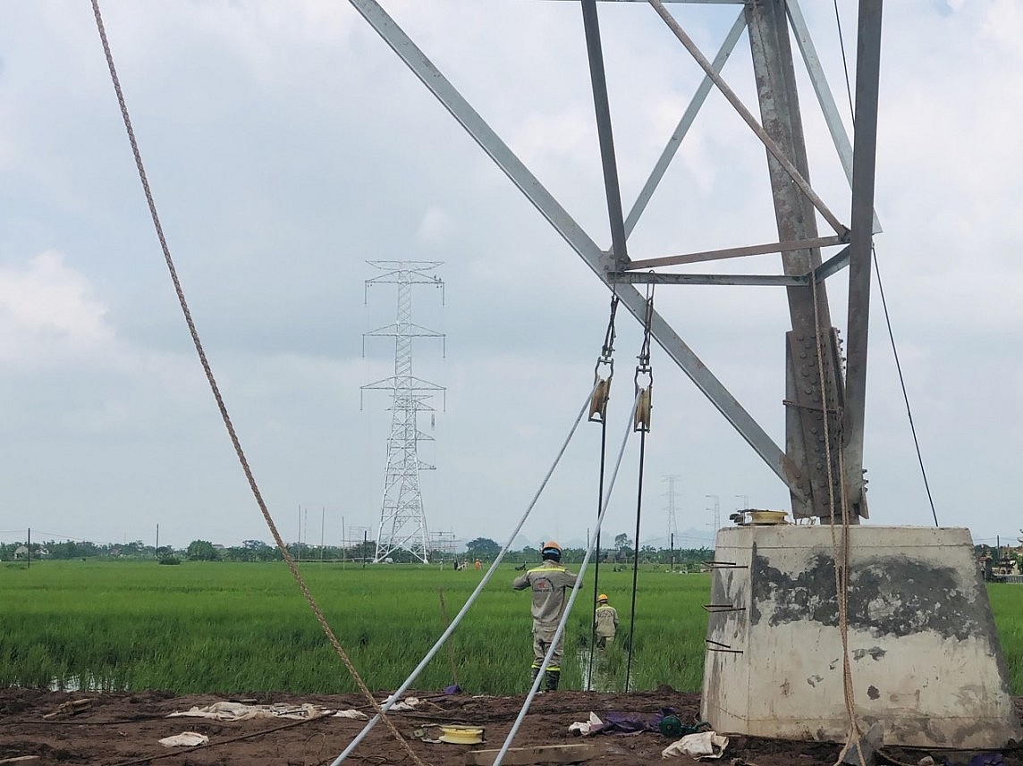 Kéo dây dẫn dự án đường dây 500kV mạch 3 được thực hiện như thế nào?