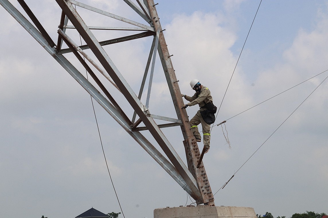 Kéo dây dẫn dự án đường dây 500kV mạch 3 được thực hiện như thế nào?