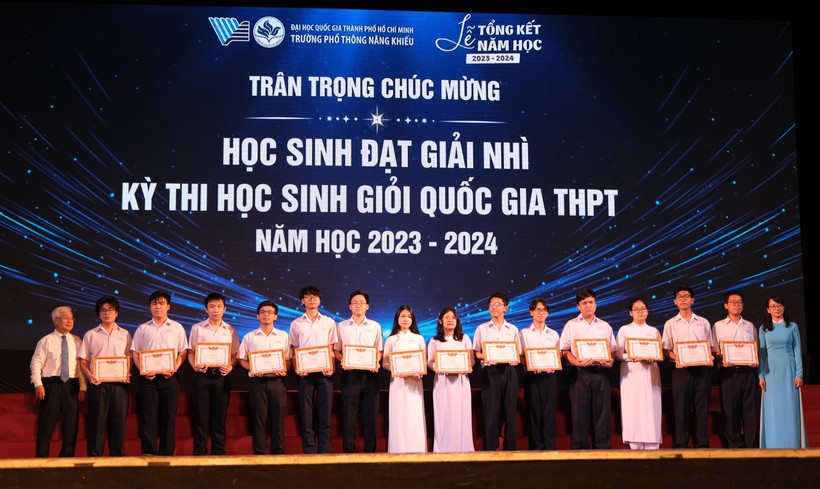 Trao khen thưởng cho các học sinh đạt thành tích.