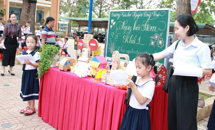 Học sinh khối lớp 1 mang đến ngày hội những sản phẩm STEM đầy ấn tượng. (Ảnh: Thành Tâm)