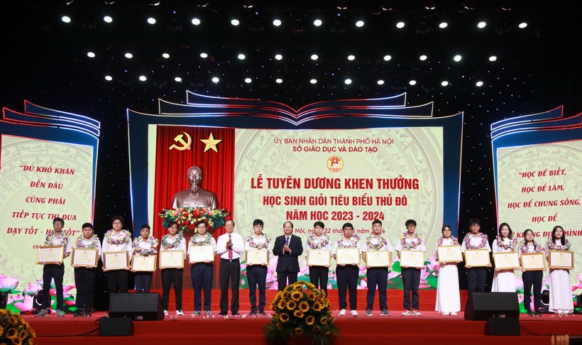 Thứ trưởng Phạm Ngọc Thưởng và Trưởng ban Tuyên giáo Thành ủy Hà Nội Nguyễn Doãn Toản tặng bằng khen của Bộ trưởng Bộ GD&ĐT cho các học sinh.