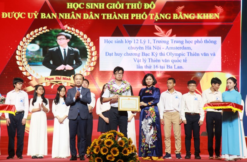 Phó Trưởng ban Thường trực Ban Dân vận Trung ương Phạm Tất Thắng, Phó Bí thư Thường trực Thành ủy Hà Nội Nguyễn Thị Tuyến trao thưởng cho học sinh đạt thành tích quốc tế.