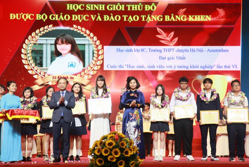 Phó Trưởng ban Thường trực Ban Dân vận Trung ương Phạm Tất Thắng, Phó Bí thư Thường trực Thành ủy Hà Nội Nguyễn Thị Tuyến trao bằng khen của Bộ trưởng Bộ GD&ĐT cho các học sinh.