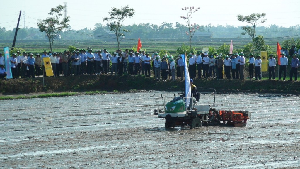 Trình diễn ứng dụng cơ giới hóa trong sản xuất nông nghiệp tại cánh đồng xã Đức Tân, huyện Mộ Đức (Ảnh:quangngai.gov.vn)