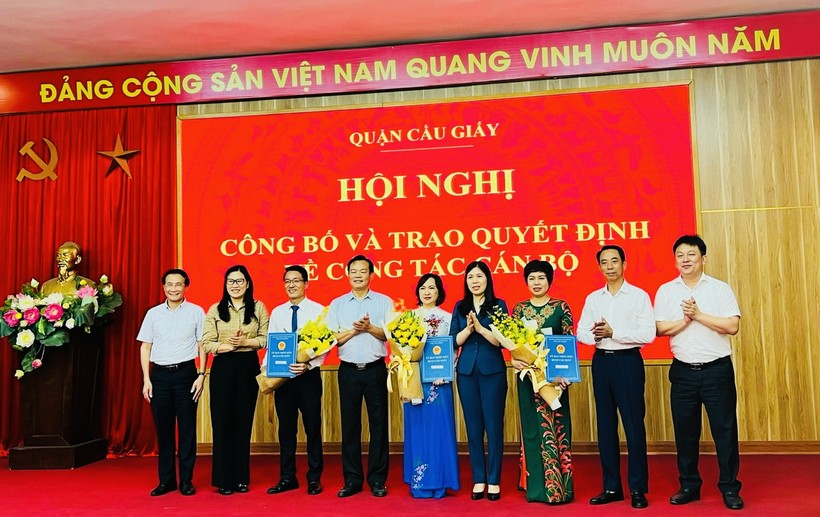 Đại diện lãnh đạo quận uỷ, hội đồng nhân dân, UBND, phòng GD&ĐT quận Cầu Giấy chụp ảnh cùng Ban giám hiệu trường Tiểu học Nguyễn Viết Xuân.