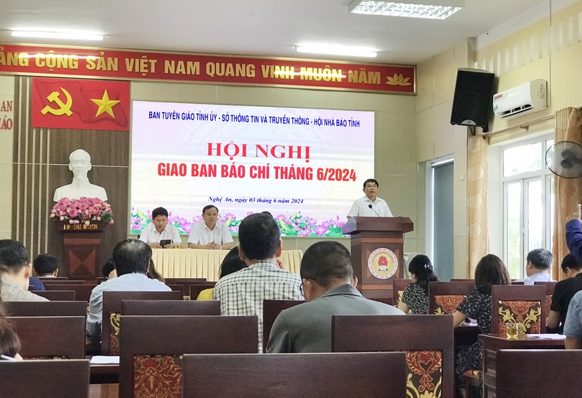 Ông Đào Công Lợi - Phó Giám đốc Sở GD&ĐT Nghệ An thông tin, kỳ thi tuyển sinh vào lớp 10 THPT năm nay có số thí sinh đăng ký dự thi lớn nhất từ trước đến nay. Ảnh: Hồ Lài